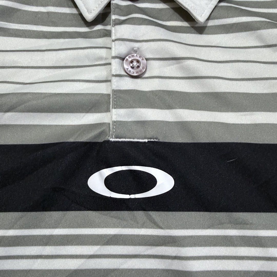 Oakley Mid Logo Polo Shirt (Category: Tshirts & Polo Shirts ) located in Imus. Submitted by casterhitz (Listing ID 1468933248, Image 3). Description: Medium 21x28 No issue Excellent condition .