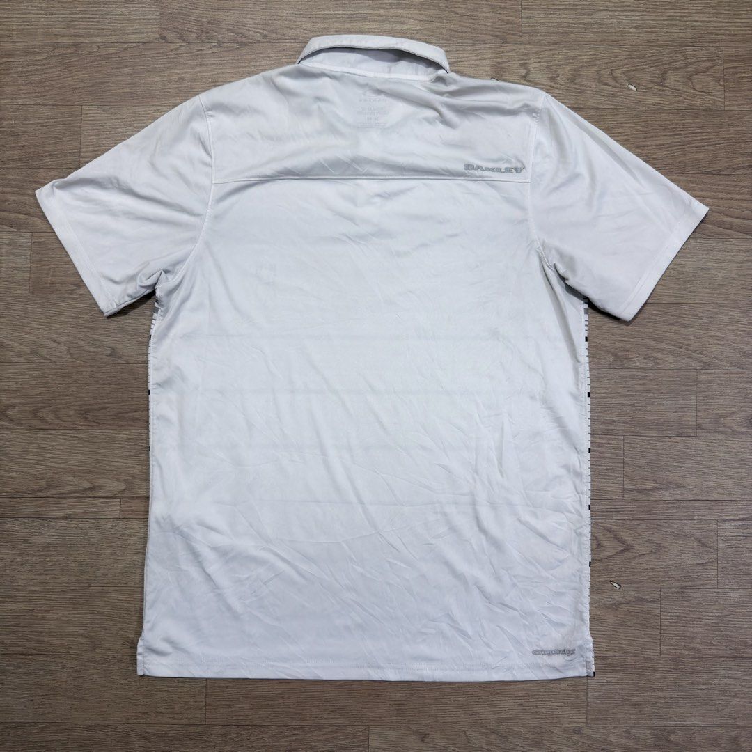 Oakley Mid Logo Polo Shirt (Category: Tshirts & Polo Shirts ) located in Imus. Submitted by casterhitz (Listing ID 1468933248, Image 2). Description: Medium 21x28 No issue Excellent condition .