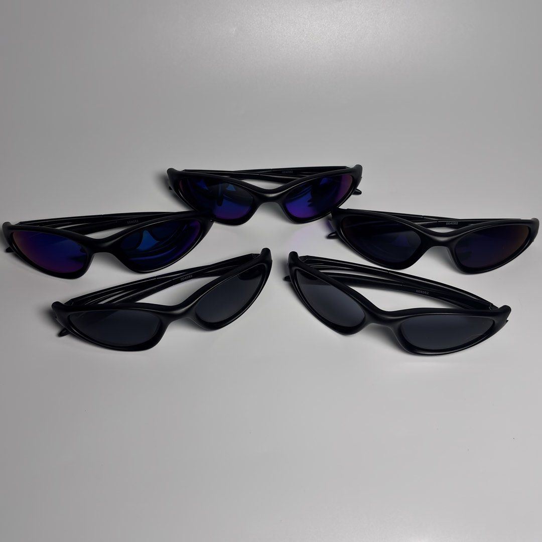 oakley shades (Category: Sunglasses & Eyewear) located in Manila. Submitted by caps4all_6710 (Listing ID 1469106773, Image 3). Description: .