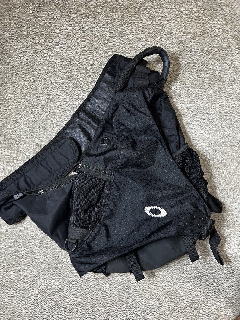 Oakley Vintage Bag (Category: Sling Bags) located in Aurora. Submitted by purethrift07 (Listing ID 1469034175, Image 1). Description: No issue Like new Ganda nito Fresh from the bale Dm me.