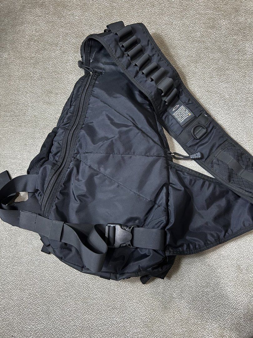 Oakley Vintage Bag (Category: Sling Bags) located in Aurora. Submitted by purethrift07 (Listing ID 1469034175, Image 3). Description: No issue Like new Ganda nito Fresh from the bale Dm me.