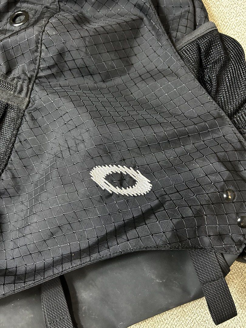 Oakley Vintage Bag (Category: Sling Bags) located in Aurora. Submitted by purethrift07 (Listing ID 1469034175, Image 2). Description: No issue Like new Ganda nito Fresh from the bale Dm me.