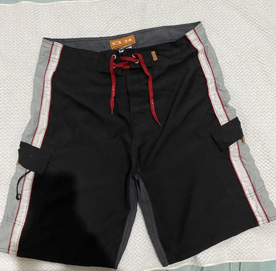 Oakley vintage design board short (Category: Shorts) located in Sorsogon. Submitted by y2k_findsbypearl (Listing ID 1467361627, Image 1). Description: .