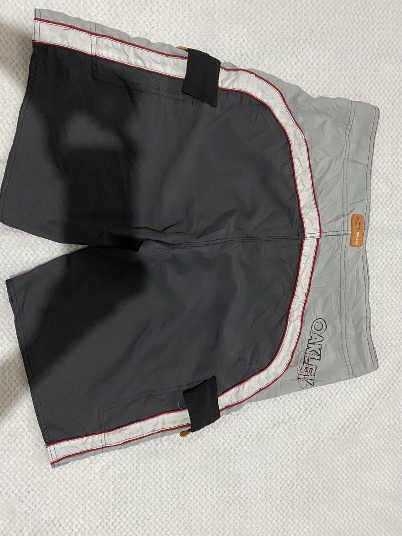 Oakley vintage design board short (Category: Shorts) located in Sorsogon. Submitted by y2k_findsbypearl (Listing ID 1467361627, Image 2). Description: .