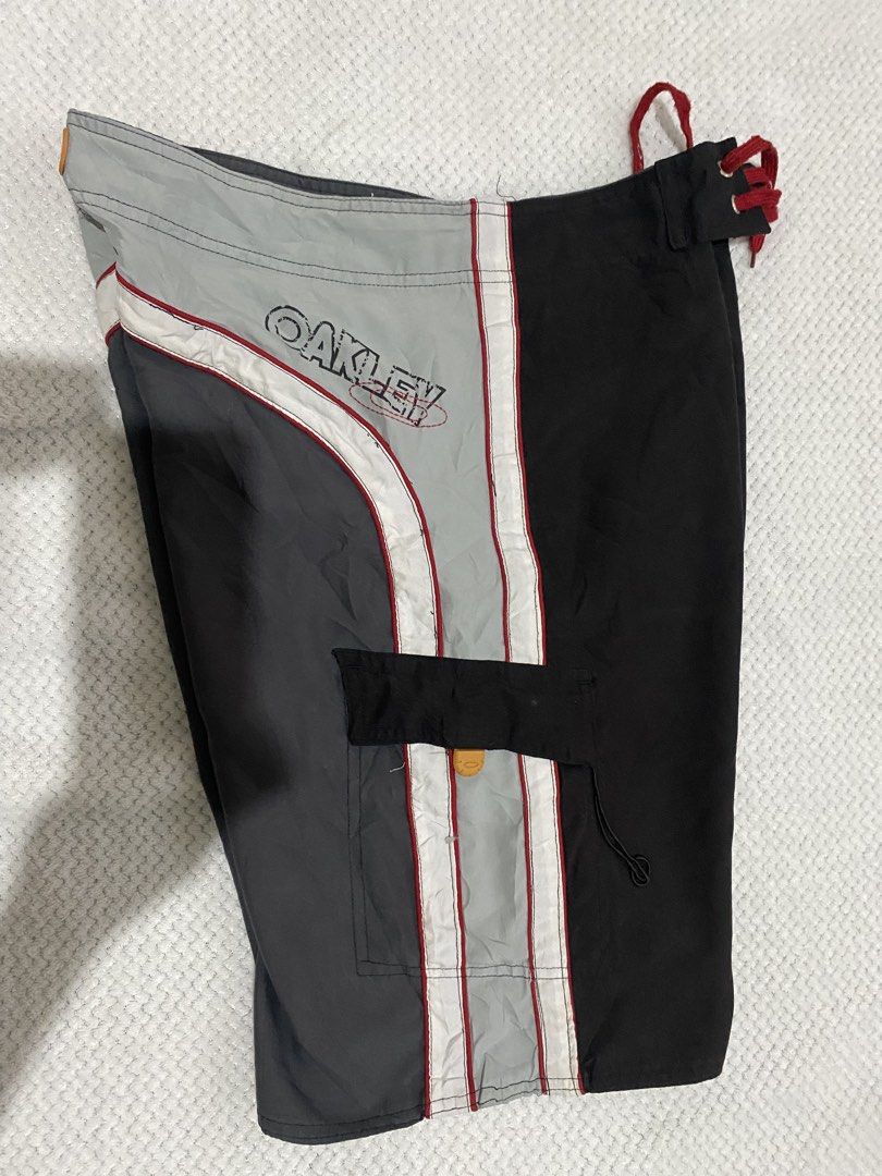 Oakley vintage design board short (Category: Shorts) located in Sorsogon. Submitted by y2k_findsbypearl (Listing ID 1467361627, Image 3). Description: .