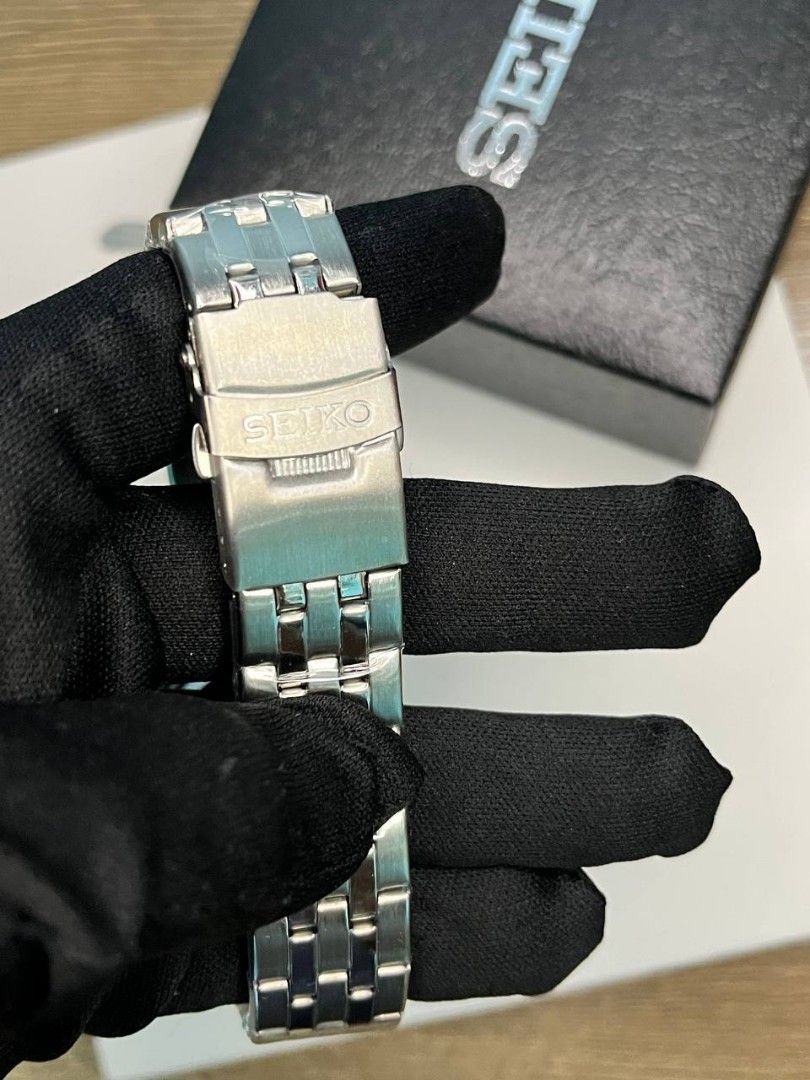 OEM WATCH ONLY‼️ (Category: Men's Watches) located in Manila. Submitted by seannathan46011 (Listing ID 1469070666, Image 2). Description: Selling an authentic Seiko 5 Sports Field GMT automatic watch featuring an olive green textured dial, bold Arabic numerals, and a vibrant yellow GMT hand. Encased in durable stainless steel with a matching multi-row bracelet and signed clasp. Comes with the original Seiko box. Perfect everyday automatic watch f