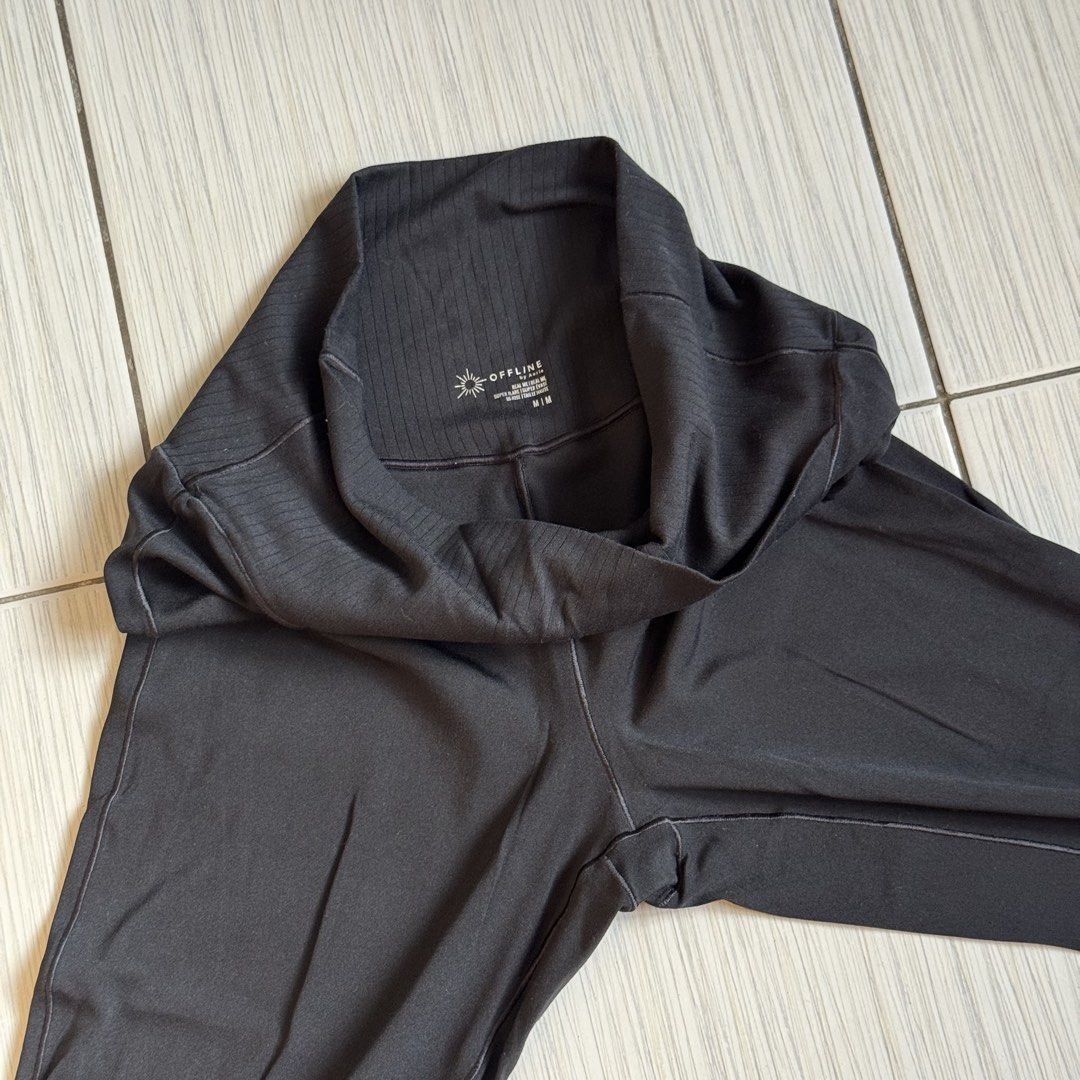 Offline by Aerie flare leggings (Category: Activewear) located in Makati City. Submitted by ellespreloved2.0 (Listing ID 1469048969, Image 2). Description: In very good condition No flaw Flare with ribbed details Fits 29-32 Nulu material Smooth and buttery Stretchable.