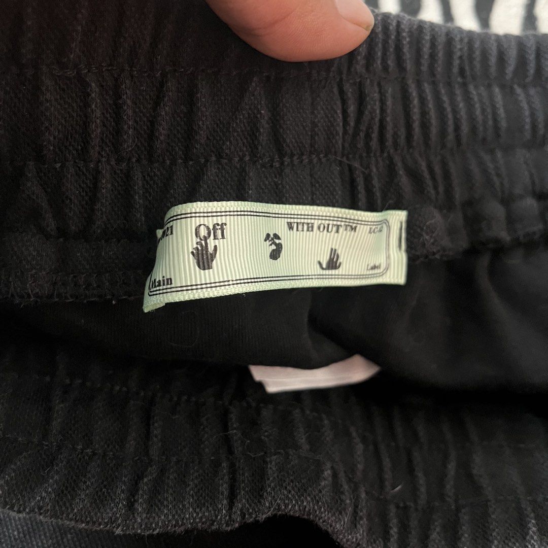 Offwhite cotton short (Category: Shorts) located in Manila. Submitted by royaldripmanila (Listing ID 1468930582, Image 3). Description: No issue W28-30 L19.5.