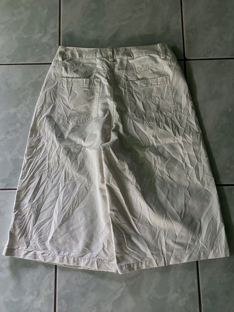 Off-white long shorts Unisex (Category: Shorts) located in Batangas. Submitted by jinventoryarchive (Listing ID 1469060191, Image 3). Description: Waist: 29 Length: 26 Leg Op: 13 Thigh: 13.5 - Color: Off-white (neutral shade that matches everything) - Style: Wide-leg, length with a structured fit - Details: Front button closure, belt loops, curved front pockets, and classic back pockets - Fit: Standard women's cut - Condition: Wrinkled from stora