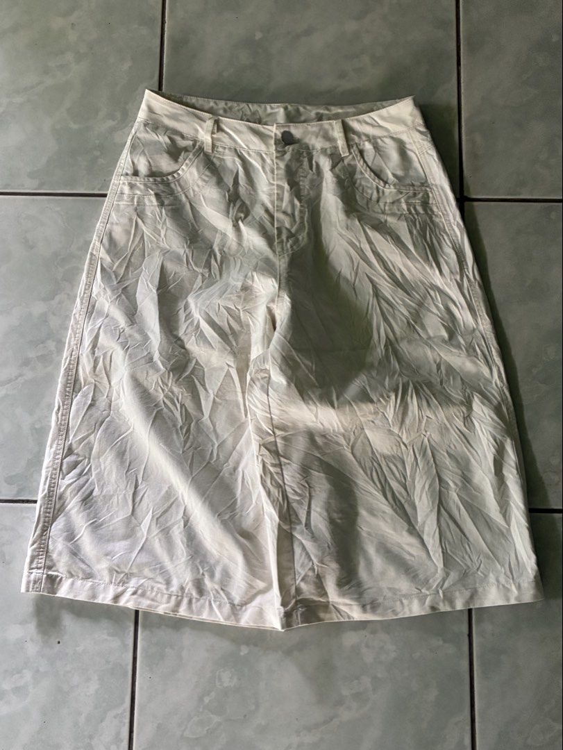 Off-white long shorts Unisex (Category: Shorts) located in Batangas. Submitted by jinventoryarchive (Listing ID 1469060191, Image 1). Description: Waist: 29 Length: 26 Leg Op: 13 Thigh: 13.5 - Color: Off-white (neutral shade that matches everything) - Style: Wide-leg, length with a structured fit - Details: Front button closure, belt loops, curved front pockets, and classic back pockets - Fit: Standard women's cut - Condition: Wrinkled from stora