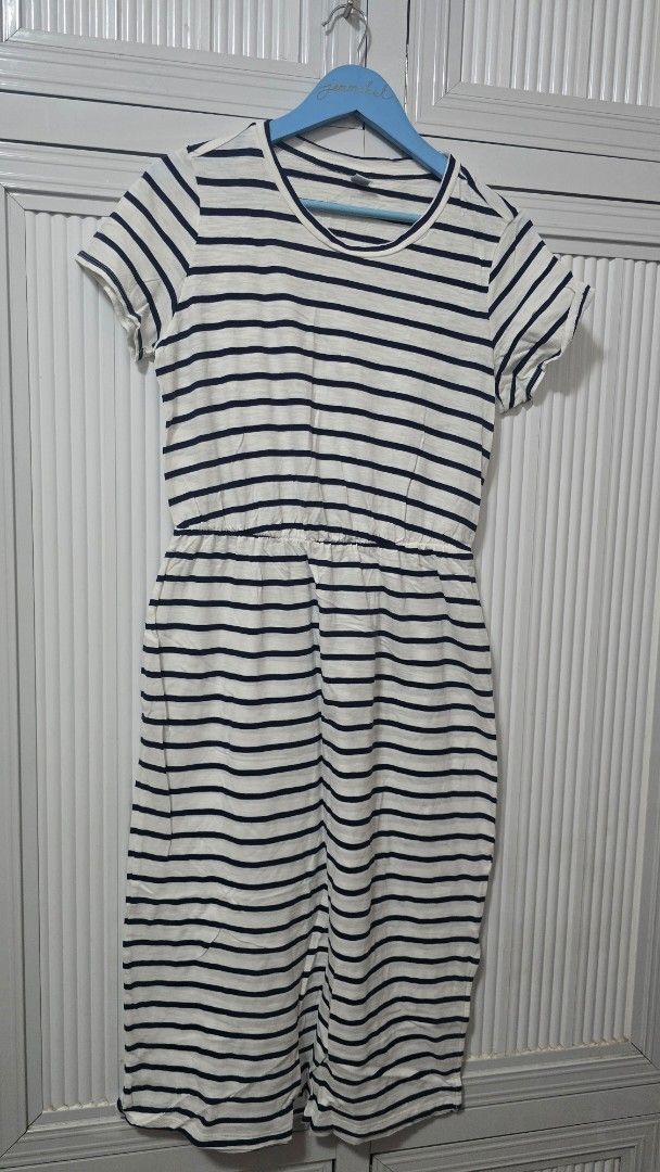 Old Navy Striped Jumpsuit Size M (Category: Jumpsuits) located in Cabanatuan. Submitted by belle_1013 (Listing ID 1469070577, Image 1). Description: - Brand: Old Navy - Color: Navy and white stripes - Size: Medium - Material: Soft knit - Features: Short sleeves, round neckline, and elasticated waist - Style: Easy pull-on, perfect for casual days out - Origin: Made in Indonesia.