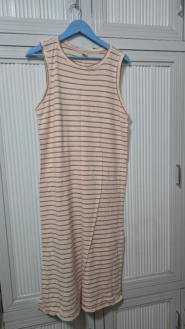 Old Navy Striped Tank Top Size L (Category: Sleeveless) located in Cabanatuan. Submitted by belle_1013 (Listing ID 1469071441, Image 1). Description: - Brand: Old Navy - Item: Sleeveless tank top - Color: Beige with brown vertical stripes - Material: Soft ribbed fabric - Size: Large - Condition: Great casual piece, smoke-free home.