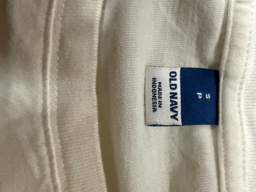 Old Navy White Crop Top (Category: Shirts) located in Legazpi City. Submitted by alyblueberyl (Listing ID 1468961962, Image 3). Description: Fits Small to Medium.