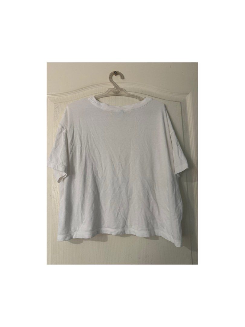 Old Navy White Crop Top (Category: Shirts) located in Legazpi City. Submitted by alyblueberyl (Listing ID 1468961962, Image 2). Description: Fits Small to Medium.