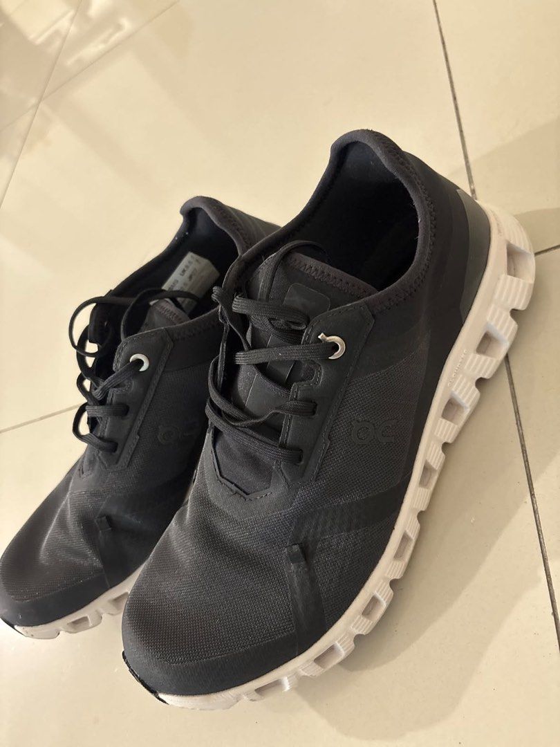 On Cloud (Category: Sneakers) located in Shah Alam. Submitted by hi_elle (Listing ID 1469036126, Image 3). Description: Size: US9/UK8.5 (Men) Condition: Lightly used (Mileage < 50km) .