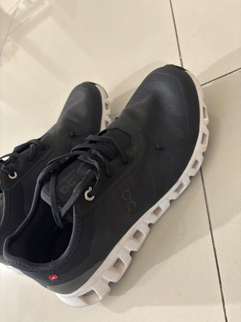 On Cloud (Category: Sneakers) located in Shah Alam. Submitted by hi_elle (Listing ID 1469036126, Image 1). Description: Size: US9/UK8.5 (Men) Condition: Lightly used (Mileage < 50km) .