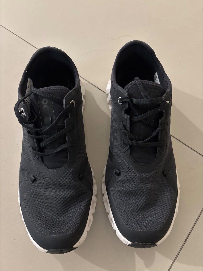 On Cloud (Category: Sneakers) located in Shah Alam. Submitted by hi_elle (Listing ID 1469036126, Image 2). Description: Size: US9/UK8.5 (Men) Condition: Lightly used (Mileage < 50km) .