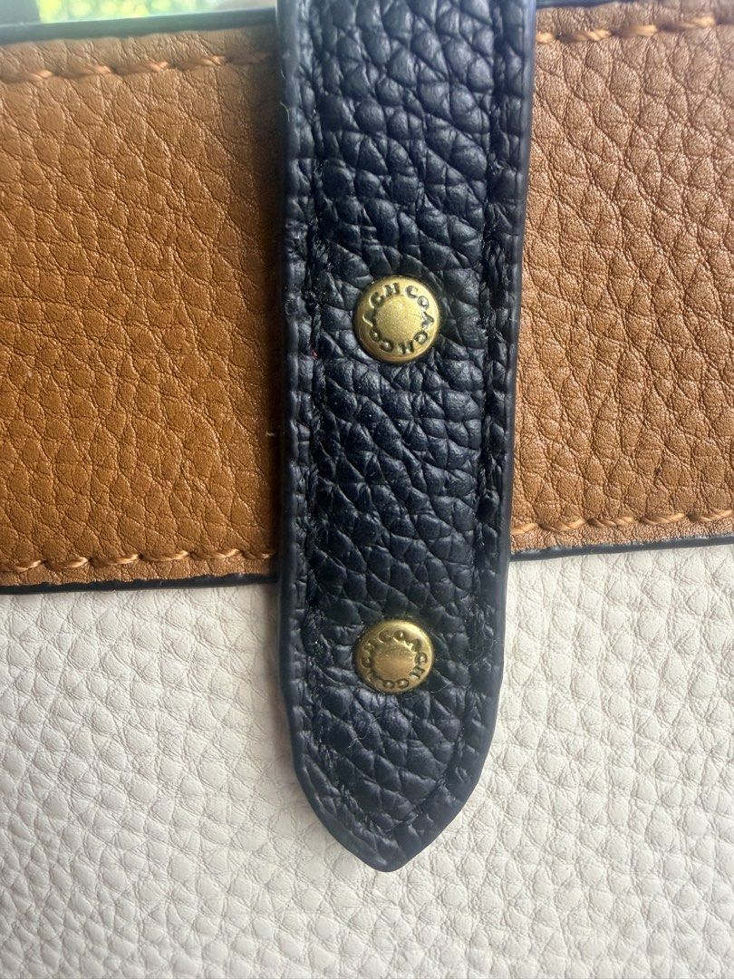 On to go bag (Category: Luxury Bags & Wallets) located in San Pascual. Submitted by s3resale (Listing ID 1468973585, Image 3). Description: Slight color transfer No sling ..but can provide. Handles no issue. See photos.. No asking for photos if your not buying let’s not waste each others time..