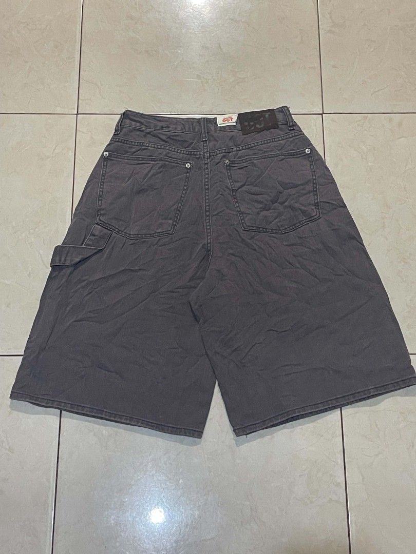 OOT GRAY CARPENTER JORTS (Category: Shorts) located in Cagayan de Oro. Submitted by trip.2thrift (Listing ID 1468938807, Image 2). Description: W28x23 No Honest Issue Excellent Condition.