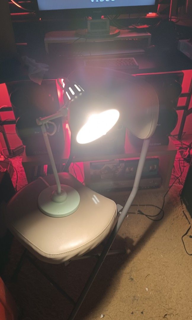 ORBIT METAL DESK LAMP (Category: Lighting) located in Midsayap. Submitted by macoy.picker (Listing ID 1468944364, Image 2). Description: ORBIT METAL DESK LAMP 850+sf.