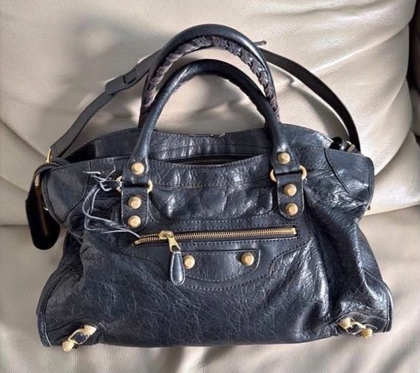 Orig Balenciaga bag (Category: Shoulder Bags) located in Manila. Submitted by calmforest-007b69 (Listing ID 1467089773, Image 1). Description: .