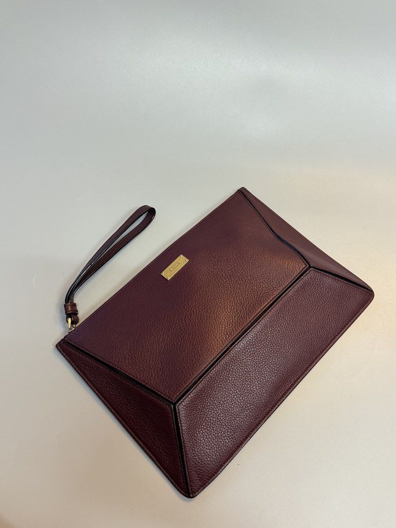 Orig Bally Clutch (Category: Luxury Bags & Wallets) located in Cebu City. Submitted by ricahsukaybags_2017 (Listing ID 1469005875, Image 1). Description: Grabe ang ganda! Good as new Bally underzip to di masyado kita sa pic hirap kasi e pic hehe.