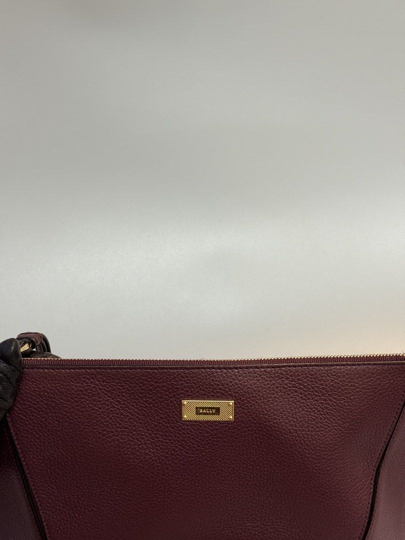 Orig Bally Clutch (Category: Luxury Bags & Wallets) located in Cebu City. Submitted by ricahsukaybags_2017 (Listing ID 1469005875, Image 2). Description: Grabe ang ganda! Good as new Bally underzip to di masyado kita sa pic hirap kasi e pic hehe.