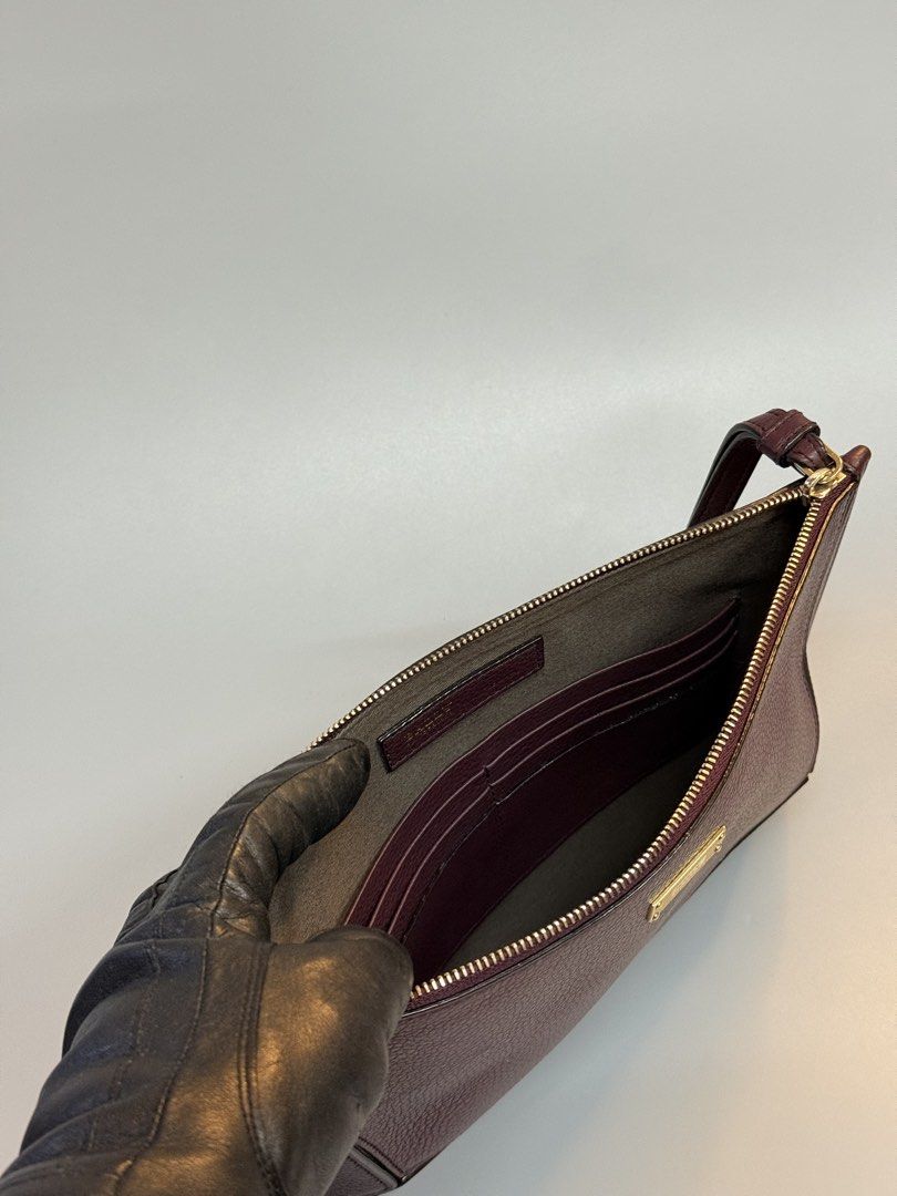 Orig Bally Clutch (Category: Luxury Bags & Wallets) located in Cebu City. Submitted by ricahsukaybags_2017 (Listing ID 1469005875, Image 3). Description: Grabe ang ganda! Good as new Bally underzip to di masyado kita sa pic hirap kasi e pic hehe.