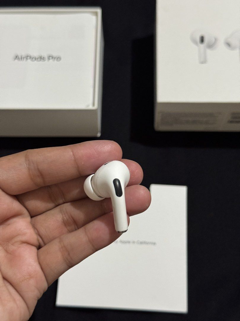 Original Airpods Pro 2 TYPE C LEFT POD ONLY (Category: Earphones) located in Caloocan City. Submitted by fddpy (Listing ID 1468986140, Image 3). Description: Selling my Airpods Pro 2 (TYPE C) LEFT POD ONLY . Perfect replacement for your lost or defective pod. Box and docs not included. 2,500 FIXED. • 100% orig and authentic. Not clone/oem. • Moneyback if FAKE. • 100% working and no any issues. • Superb battery health. Never been drained. Please m
