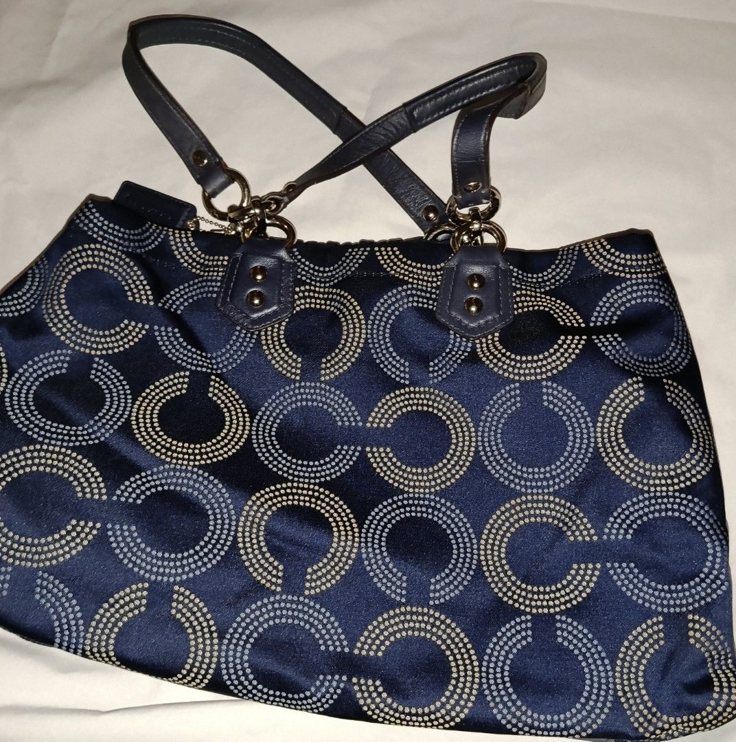 Original Coach Bag( original price $150) (Category: Shoulder Bags) located in Muntinlupa City. Submitted by assiani (Listing ID 1468940290, Image 2). Description: My sister bought this bag in US .she only used this twice then shej ust keep it in here closet for a long time..