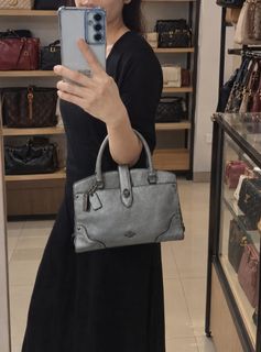(Category: ) located in . Submitted by kgemsluxuryboutique (Listing ID 1468993439, Image 1). Description: .