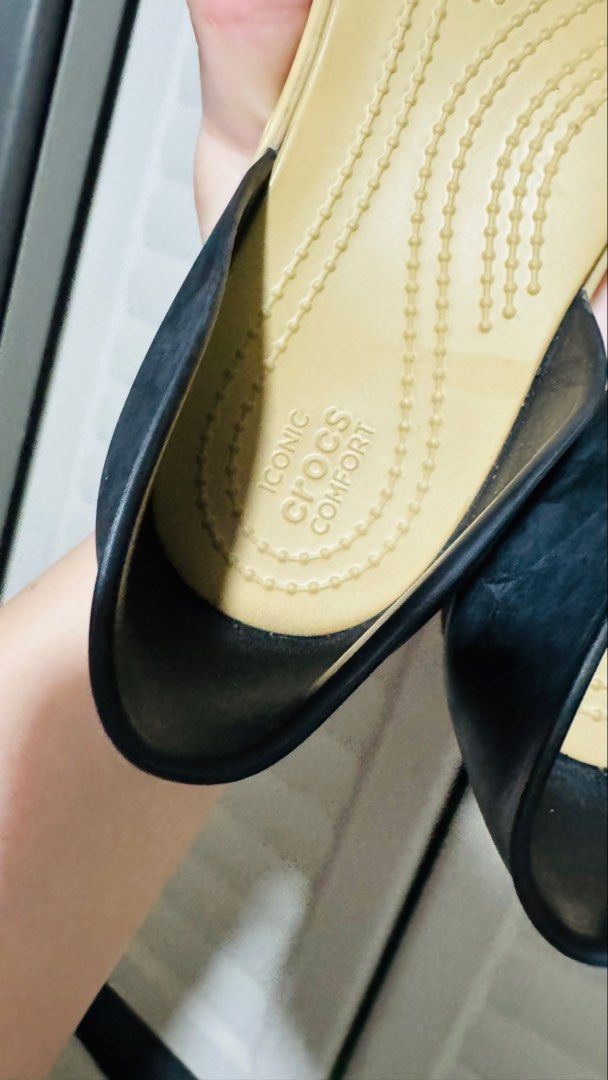 Original Crocs for Women (Category: Flats & Sandals) located in Echague. Submitted by grateful27 (Listing ID 1469090588, Image 2). Description: Size 7.