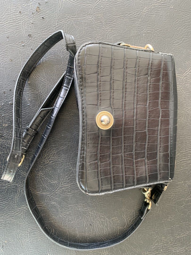 Original Dusto Sling Bag (Category: Cross-body Bags) located in Tarlac. Submitted by abborns (Listing ID 1468964425, Image 1). Description: Original DUSTO sling bag (coded) Preloved please manage your expectations w/ sign of usage but NO bakbak Shipping Nationwide NO COD LOC: Tarlac City.