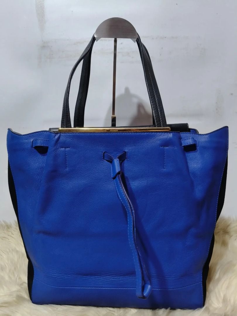 Original FURLA (Category: Shoulder Bags) located in Cabuyao City. Submitted by your____lux____shop (Listing ID 1469126035, Image 1). Description: Sale❗️Sale❗️Sale❗ Original FURLA Large gold hardwares Pure genuine leather 📌First to pay!.