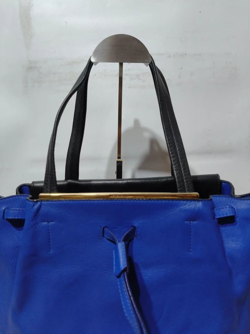 Original FURLA (Category: Shoulder Bags) located in Cabuyao City. Submitted by your____lux____shop (Listing ID 1469126035, Image 2). Description: Sale❗️Sale❗️Sale❗ Original FURLA Large gold hardwares Pure genuine leather 📌First to pay!.