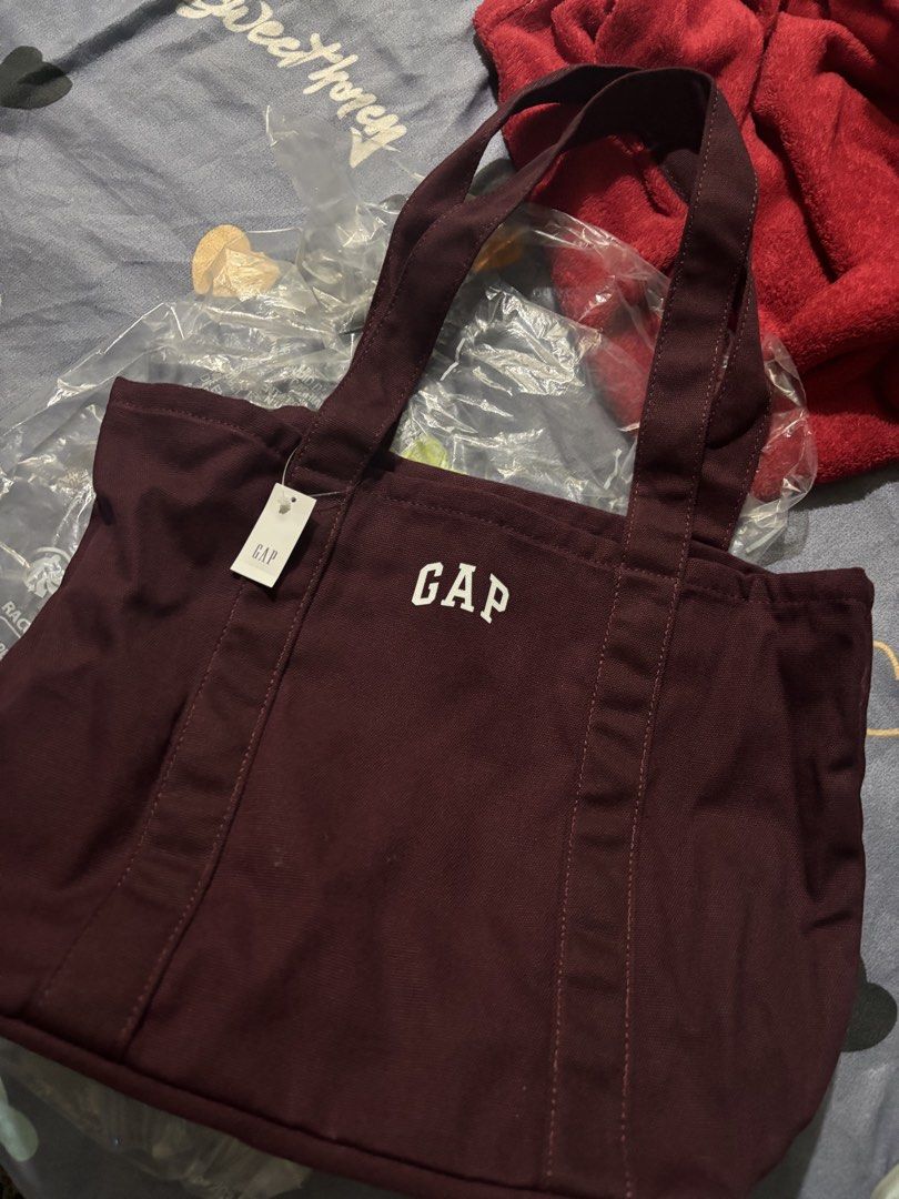 Original Gap Tote Maroon Bag (Category: Tote Bags) located in Quezon City. Submitted by cutesymask (Listing ID 1469070685, Image 3). Description: -original gap tote bag -nadoble lamg ung kulay maroon kaya ibenta n lng isa . -original for us.