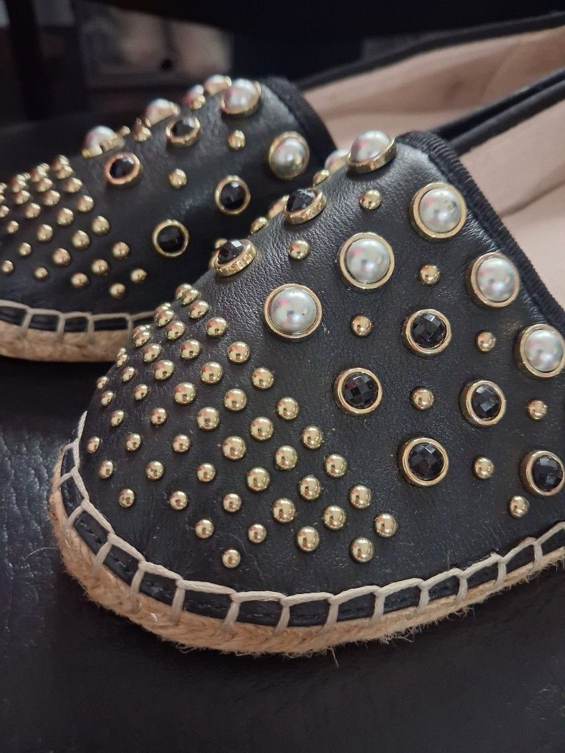 Original Kenneth Cole Brigid Stud Espadrille Size 7/24cm (Category: Sneakers) located in Mandaluyong City. Submitted by daddyjpanlilio24 (Listing ID 1468958174, Image 3). Description: P 850 FIX PRICE+SF Size 7/24cm Band new No more box No issue Mandaluyong Shipping/Payment: Gcash/Maya Jnt payment 1st no cod Lalamove payment upon rider pick up.