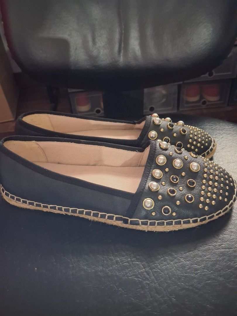 Original Kenneth Cole Brigid Stud Espadrille Size 7/24cm (Category: Sneakers) located in Mandaluyong City. Submitted by daddyjpanlilio24 (Listing ID 1468958174, Image 2). Description: P 850 FIX PRICE+SF Size 7/24cm Band new No more box No issue Mandaluyong Shipping/Payment: Gcash/Maya Jnt payment 1st no cod Lalamove payment upon rider pick up.