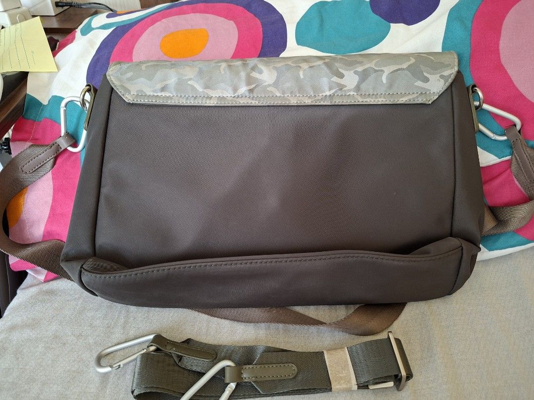 Originsl Girbaud messenger Bag (Category: Sling Bags) located in San Pablo. Submitted by ninojr (Listing ID 1468951390, Image 2). Description: original with extra strap unused, 1 time used only.