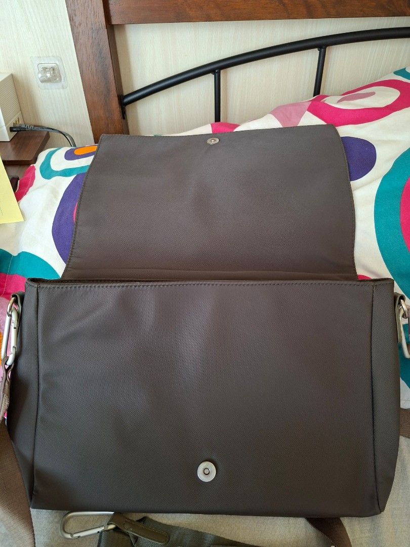 Originsl Girbaud messenger Bag (Category: Sling Bags) located in San Pablo. Submitted by ninojr (Listing ID 1468951390, Image 3). Description: original with extra strap unused, 1 time used only.