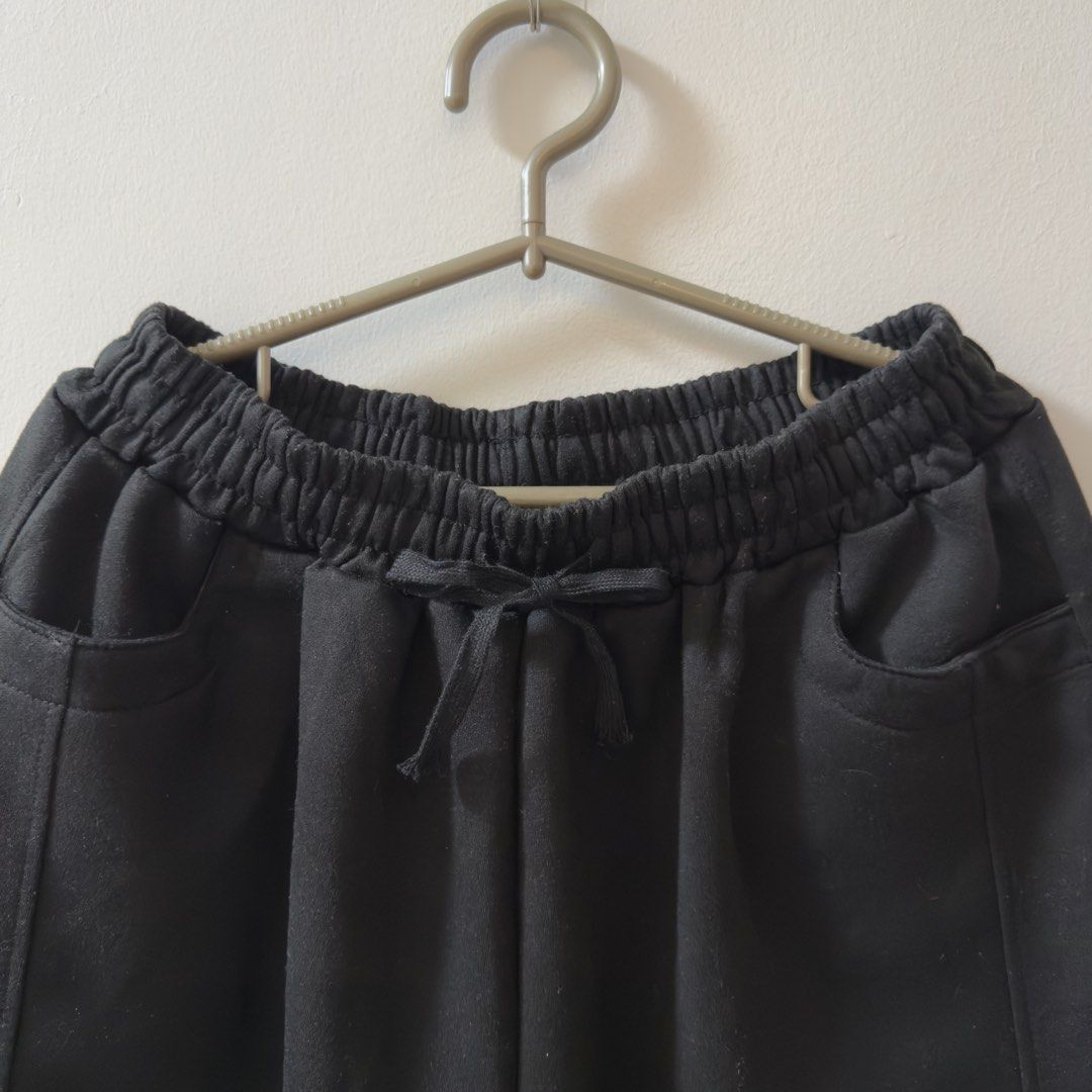 Oversized Sweatpants (Category: Joggers) located in Quezon City. Submitted by maixjose (Listing ID 1469012135, Image 2). Description: waist - 29in-44in (stretchable) length - 37.5in.