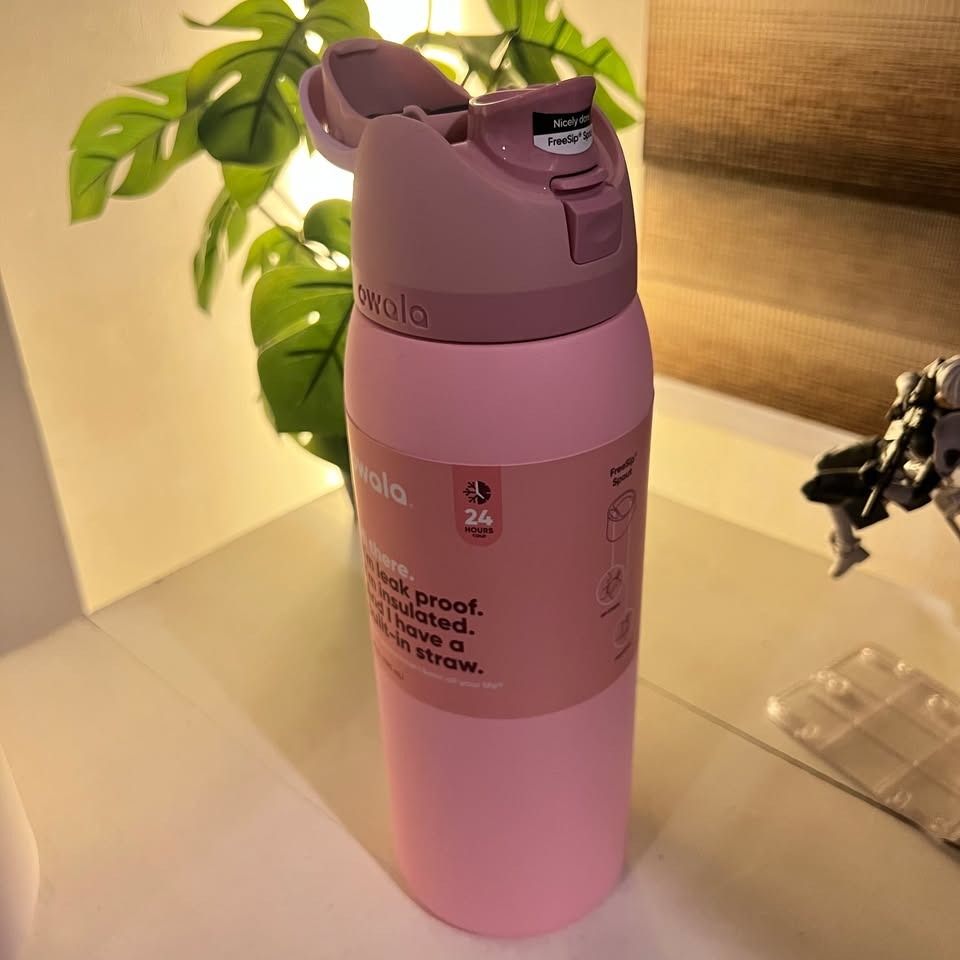Owala 40oz Freesip - Rose Quartz (Pink) (Category: Water Bottles & Tumblers) located in Malabon City. Submitted by jmfrancisco18 (Listing ID 1468976419, Image 2). Description: Owala 40oz FreeSip Tumbler – Rose Quartz (Pink) Authentically sourced from the US. ✔️ 40oz capacity ✔️ Leak-proof design ✔️ Built-in FreeSip straw ✔️ Great for everyday use, work, or travel On hand and ready to ship. Same-day delivery available..