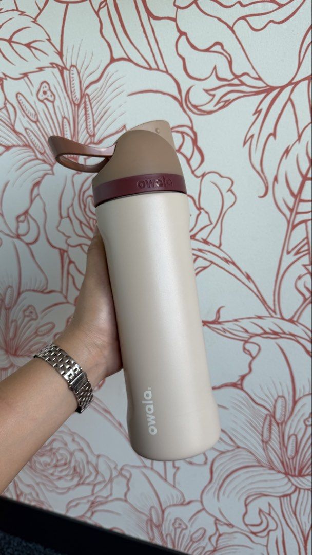 Owala Freesip Butterscotch Limited Edition (24oz) (Category: Water Bottles & Tumblers) located in Caloocan City. Submitted by favestop (Listing ID 1469048812, Image 2). Description: - Authentic Owala insulated water bottle - 100% clean and well-maintained - With original straw - No scratches or dents.