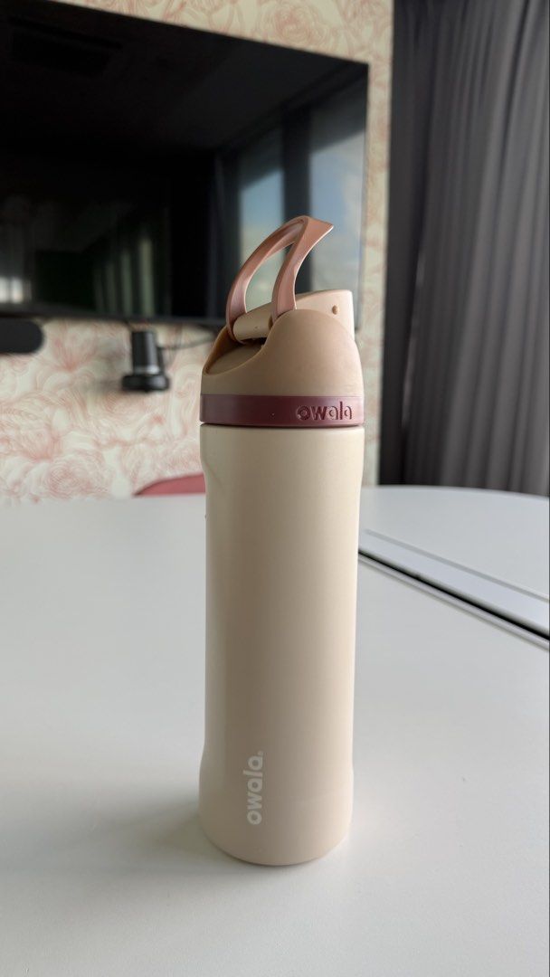 Owala Freesip Butterscotch Limited Edition (24oz) (Category: Water Bottles & Tumblers) located in Caloocan City. Submitted by favestop (Listing ID 1469048812, Image 1). Description: - Authentic Owala insulated water bottle - 100% clean and well-maintained - With original straw - No scratches or dents.