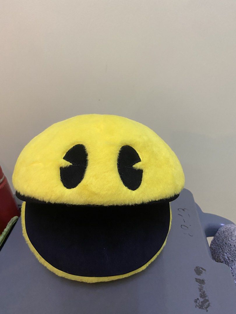 PAC MAN Plush Pillow (Category: Plushies & Soft Toys) located in Manila. Submitted by ddxyatchang (Listing ID 1469008326, Image 1). Description: FOR SALE: PAC-MAN Plush Pillow - JUMBO 12 inch! 💛 Original Pac-Man / Bandai Namco character 💛 Size: 12 inch / 30cm diameter - malaki & fluffy 💛 Condition: Like New - makapal balahibo, malinis, mabango, no issue 💛 Material: Soft fur plush - pang display, pang unan, pang gift Perfect for: ✔ Gamers / Re