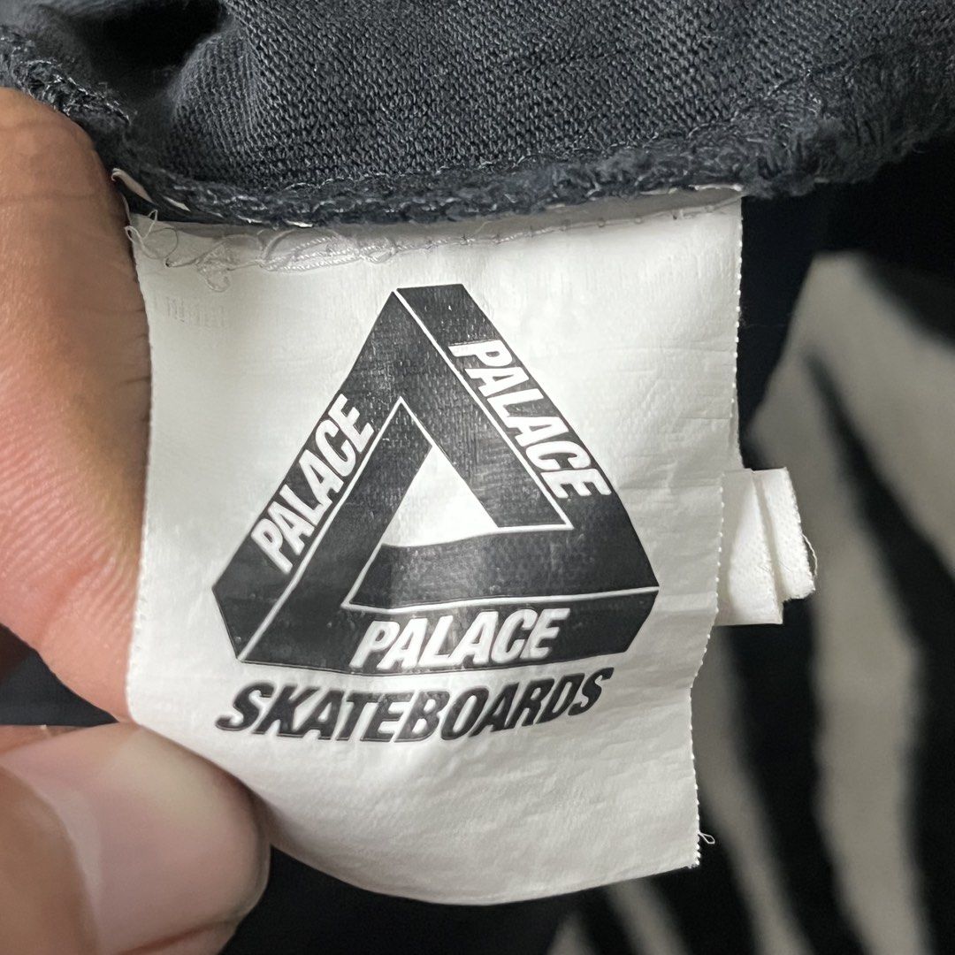 Palace side logo tshirt (Category: Tshirts & Polo Shirts ) located in Manila. Submitted by royaldripmanila (Listing ID 1469086972, Image 3). Description: Sign of usage W21 L28.5.