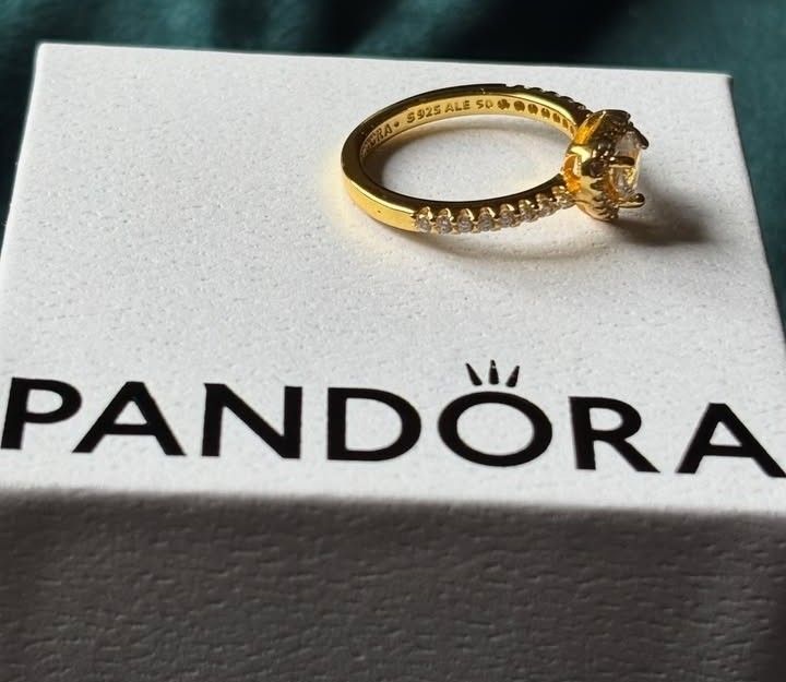 PANDORA ELEVATED HEART RING (Category: Rings) located in Pasig City. Submitted by titalana2011991 (Listing ID 1469004726, Image 3). Description: .