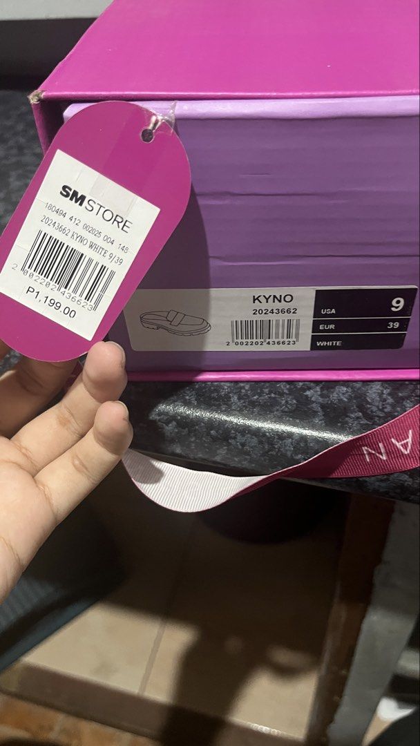 Parisian Kyno White Loafer Mules Size 9 (Category: Loafers) located in Manila. Submitted by abuabubotz (Listing ID 1468957737, Image 2). Description: - Brand: Parisian - Style: Kyno mules / slip-on loafers with chunky platform sole - Color: White - Size: US 9 / EUR 39 - Condition: Brand new, never worn, tag still attached - Inclusion: Original box included RFS: wrong size and not my style .