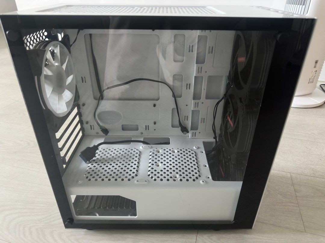 PC casing (Category: Desktops) located in Singapore. Submitted by guoben (Listing ID 1468991313, Image 1). Description: Self collect only at Blk 688F woodlands dr 75.