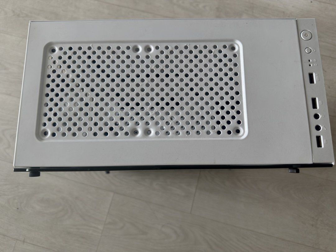 PC casing (Category: Desktops) located in Singapore. Submitted by guoben (Listing ID 1468991313, Image 2). Description: Self collect only at Blk 688F woodlands dr 75.